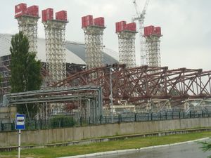 체르노빌 원자력 발전소에 아치 모양 석관을 씌우고 있는 모습 (2013년 5월)