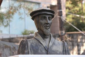 장로회신학대학교에 있는 장 칼뱅 동상. 프랑스의 조각가 다니엘 르클레르크(Daniel Leclercq)가 제작하였다. 요한칼빈탄생500주년기념사업회에서 제작함