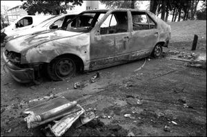 파리 교외의 불탄 차량