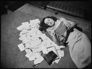 호주 배우 베티 브라이언트(Betty Bryant)가 팬레터를 읽고 있다