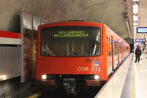 헬싱키 지하철은 밝은 오렌지색이 특징적인 세계 최북단의 지하철이다.