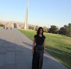 2019년 10월, 아르메니아 예레반의 아르메니아 대학살 기념관인 치체르나카베르트에서 카다시안