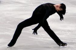 차준환 선수가 2024 세계 피겨 선수권 대회 프리 스케이팅에서 자신의 시그니처 동작인 이너 바우어를 선보이는 모습