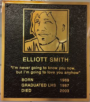 스미스가 졸업한 고등학교에 있는 그의 추모비; 그의 노래 "왈츠 2번 (XO)"의 가사가 새겨져 있다.