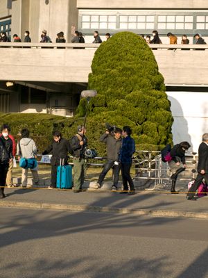 2013년 3월 도쿄 일본무도관에서 열린 May'n Special Concert 2013 "MIC-A-MANIA"를 기다리는 TV 관계자들(앞)과 대기줄(뒤)