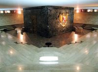 독립 기념관, 왼쪽 벽의 독립의 문과 오른쪽의 가루다 판차실라