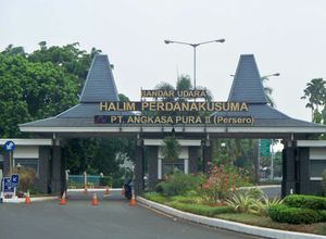 할림 페르다나쿠수마 공항 입구