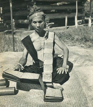 1952년경, 푸스타하(Pustaha) 또는 바탁 마법사 책을 들고 있는 바탁 사제 또는 다툭(Datuk)