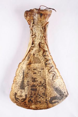 20세기 조각된 뼈로 만든 포르할란 바탁 달력.