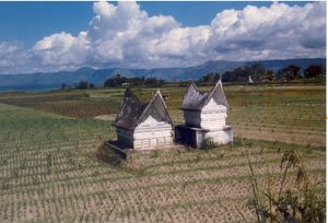 1984년 12월, 토바 호수 사모시르 섬의 바탁족 투구