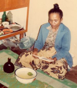 1984년, 라구보티에서 활동하던 유명한 토바 구루 시바소(guru sibaso) 시토루스 여사. 그녀는 푸스타하 대신 소책자 형태의 신약 성경을 참고하고 있다.