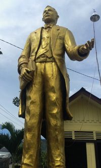 노멘센 동상 (인도네시아 타루퉁, 다메 사이니후타). 그는 19세기 바탁 땅에 루터교를 전파한 독일 출신의 개신교 전도사이다.