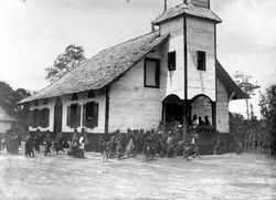 인도네시아 북타파나울리 시파후타르의 개신교 선교회 교회를 나서는 사람들