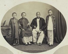 자바 섬의 페라나칸(土生華人) 가족 사진, 1856-1878년경; 식민지 시대 페라나칸 여성들 사이에서 바틱 천의 사용이 매우 일반적이었다.
