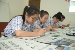 인도네시아 현지 중국계 인도네시아 학생들이 서예를 쓰는 모습