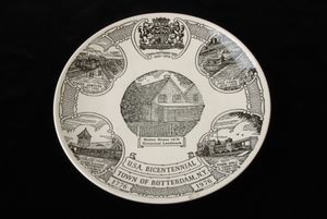 흰색 접시 U.S.A. BICENTENNIAL TOWN OF ROTTERDAM, N.Y. 1776–1976, 검은색 문장과 도시 풍경