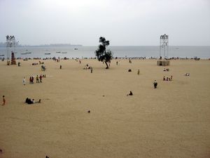기르가움 차우파티(Girgaum Chowpatty) 해변. 해변은 도시의 주요 관광 명소이다.