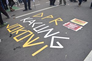 2024년 인도네시아 지방선거법 시위 당시 "DPR은 조코위의 앞잡이"라고 적힌 테이프 아트와 조코위의 친족 등용에 대한 비판.