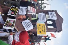 조코위의 얼굴이 새겨진 축소형 단두대와 2024년 시위 당시 조코위의 왕조 정치에 대한 비판과 비난이 담긴 포스터