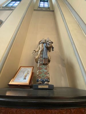 성모 마리아와 베타위 전통 의상을 입은 아기 예수