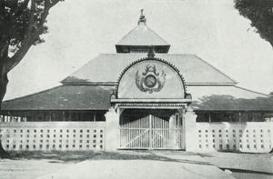 카우만 대모스크(Masjid Besar Kauman)는 무함마디야 운동의 창립 배경이 되었다