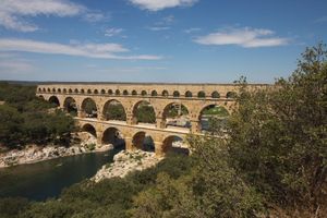 퐁 뒤 가르(Pont du Gard). 고대 로마 제국의 수도교. 서기 50년경 건설. 가르동강(Gardons River)에 걸쳐 있으며, 당시 갈리아 지방, 현재 프랑스의 가르주(Gard) 님(Nîmes) 부근에 위치한다.