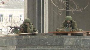 표시 없는 러시아 군인들이 크림 자치 공화국 의회 건물을 점거하고 있다.