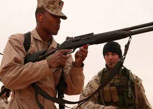 M1014 반자동 샷건에 12게이지 탄약을 장전하는 모습