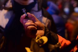 루비킨슬러그}}. 덤벨과 비슷한 모양으로, 황동이나 구리로 깎아 만든다. 사진은 2014년 우크라이나 사태에서 우크라이나 경찰 특수부대가 유로마이단 시위대를 향해 사격한 것으로 추정된다.