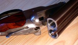 돌즈 헤드 사양의 수평이중련총, 콜트 M1883 "해머리스". 이 총도 이젝터 메커니즘이 없기 때문에 익스트랙터가 좌우로 독립되어 있지 않고 일체형이다.