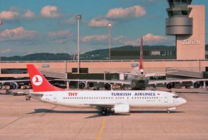 1995년 취리히 공항에 있는 터키항공 보잉 737