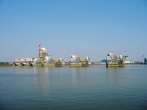 강어귀의 보호는 보통 방벽으로 이루어진다. 템스강의 방벽(Thames Barrier)이 그 예이다.