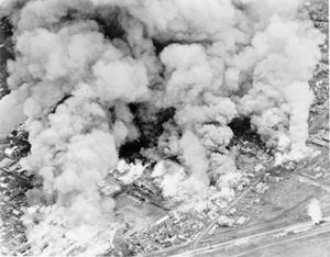 1945년 7월 항공모함 공습 후 불타는 건물에서 피어오르는 거대한 연기 기둥, 구시로