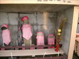 폭탄 파편에 의해 머리가 깎여나간 "목 없는 지장" (아키타시 이이시마・운쇼인)