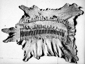 1889~1892년 37개월의 달력. 안코(Anko)가 가죽에 기록, 약 1895년