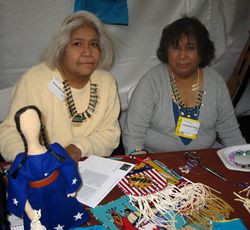 카이오와족/위치타족인 도나 스탠딩 스타인버그와 조세핀 파커, 그리고 그들의 꾸밈 작업