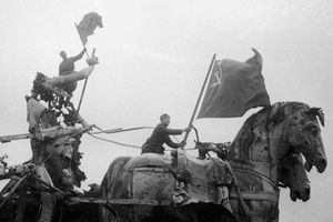 소련군이 베를린 함락 후 콰드리가에 붉은 깃발을 게양하는 모습