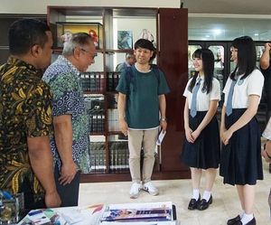 매력적인 여행 리더 이시다 치호(Chiho Ishida)와 STU48 센터 타키노 유미코(Yumiko Takino)가 인도네시아 자카르타(Jakarta, Indonesia)의 달마 퍼르사다 대학교(Darma Persada University)를 방문한 모습 (2019)