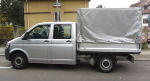 화물을 덮는 방수포가 씌워진 트럭