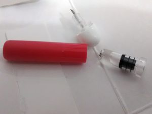 널록손 비강 스프레이의 내부 구성 요소.