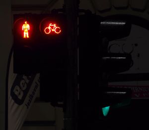 류블랴나(슬로베니아)의 교통 신호등 애니메이션(보행자, 자전거 이용자 및 차량)