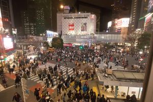 도쿄의 시부야 스크램블 교차로는 대각선 횡단이 있는 보행자 스크램블 교차로의 유명한 예이다.