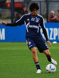 샬케 시절 슈팅을 하는 우치다 아쓰토