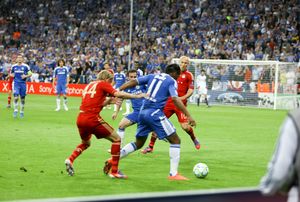 디디에 드로그바(파란색, 11번)는 선수 경력 대부분을 타겟 스트라이커로 활약했으며, 2012년 UEFA 챔피언스리그 결승전에서 바이에른 뮌헨을 상대로 보여준 것처럼 볼을 지켜내는 능력으로 유명했다.