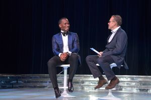 2017년 평화와 스포츠 국제 포럼에서 인터뷰를 받고 있는 드로그바(왼쪽).