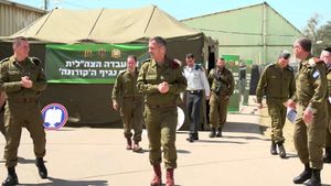 참모총장 아비브 코카비(중앙)가 츠리핀 기지에서 코로나바이러스 환자 진단을 위한 군사 연구소를 검토하고 있다.