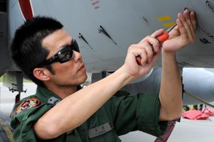 F-15J의 정비를 하는 항공자위관착용하고 있는 것은 선글라스가 아니라 작업용 보호안경