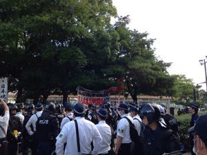 경찰과 충돌하는 적채사파계 전학련 활동가