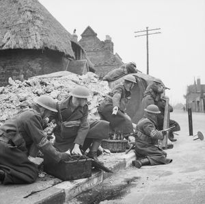 홈 가드 병사들이 몰로토프 칵테일(휘발유 폭탄)로 거리를 방어하는 훈련을 받는 모습(1941년 3월)