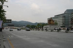 2012년 세종대로. 오른쪽에 세종대왕상, 왼쪽에 광화문이 보인다.